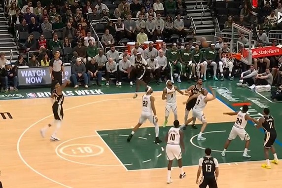 开云娱乐-你到底咋了？字母哥对抗金鸡独立后仰投出空气球